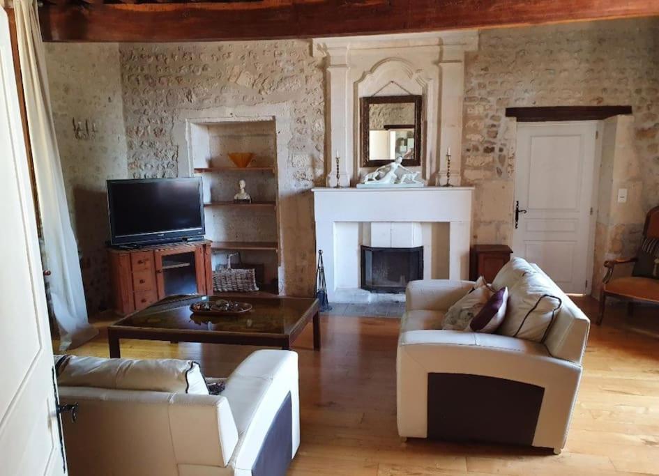 French Farmhouse Retreat With Pool & Superb Views. Blanzac  Buitenkant foto